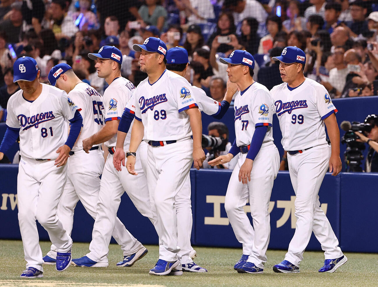中日対阪神　阪神に勝利した井上一樹監督（右）はナインとハイタッチをする（撮影・上田博志）