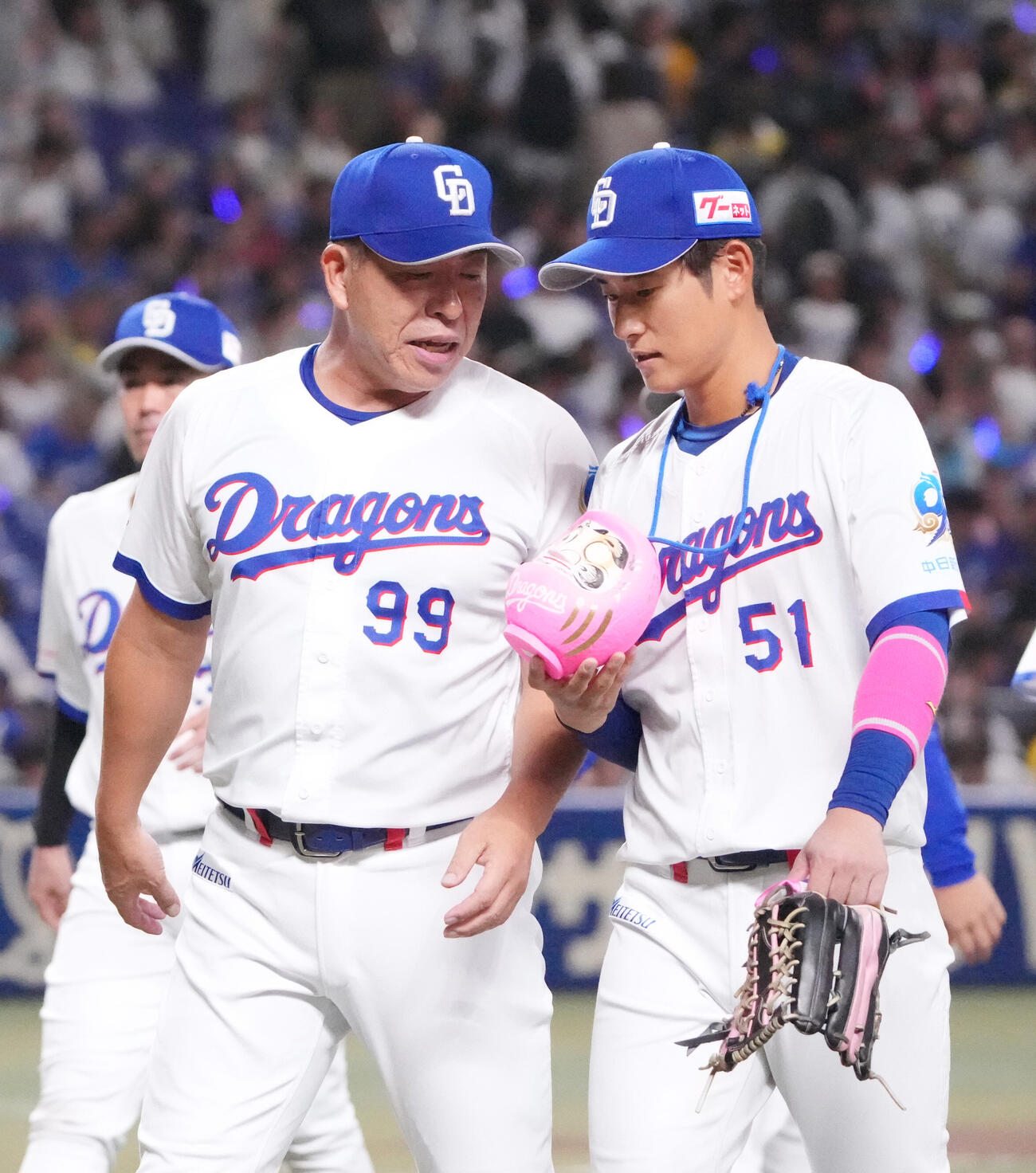 中日対阪神　試合終了、井上一樹監督（左）は上林誠知と言葉を交わす（撮影・森本幸一）