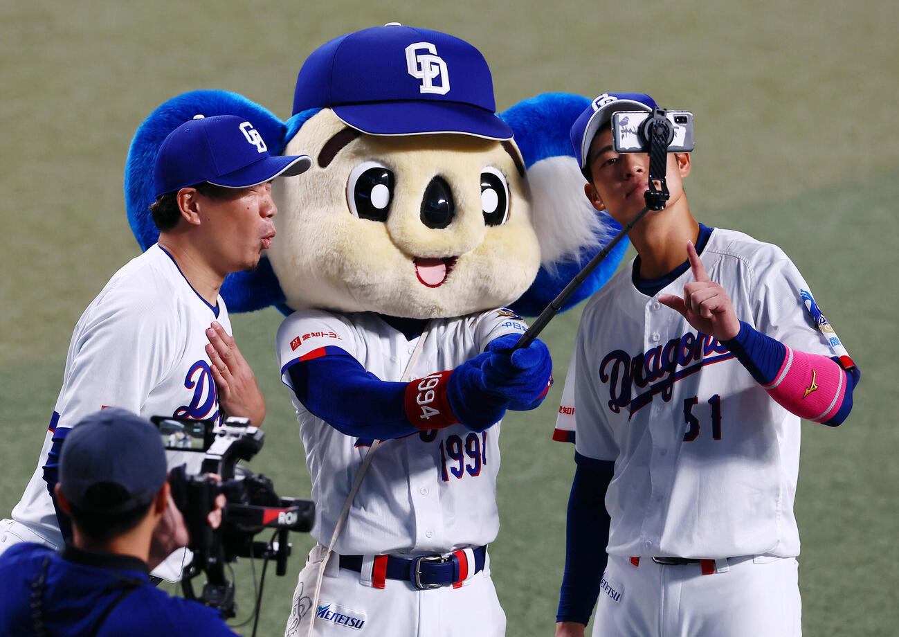 中日対阪神　阪神に勝利しドアラと記念写真に納まる中日大野雄大（左）と上林誠知（撮影・加藤哉）