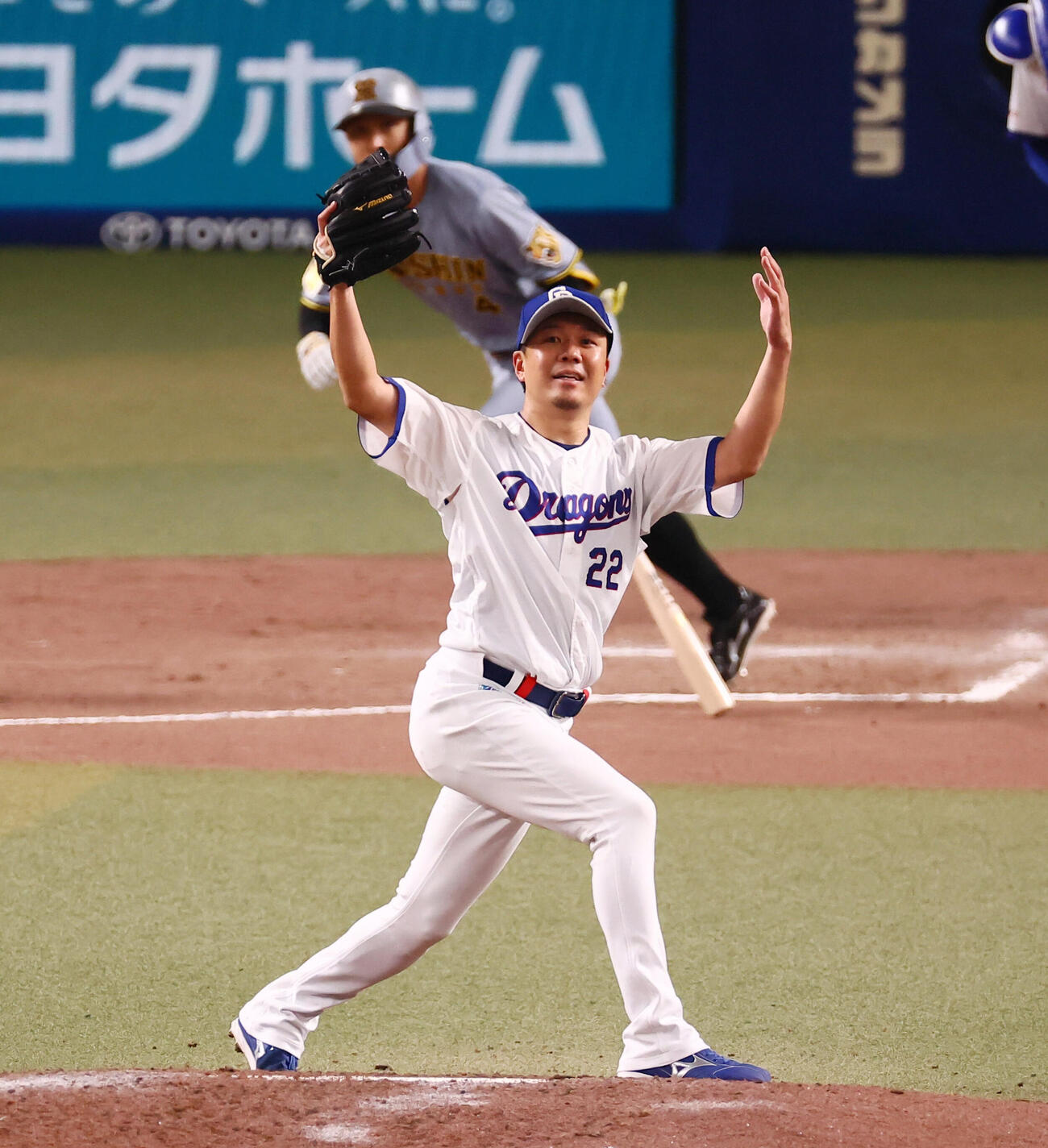 中日対阪神　7回表阪神無死、大野雄大は熊谷敬宥の飛球で中堅方向を向いて指示を送る（撮影・加藤哉）