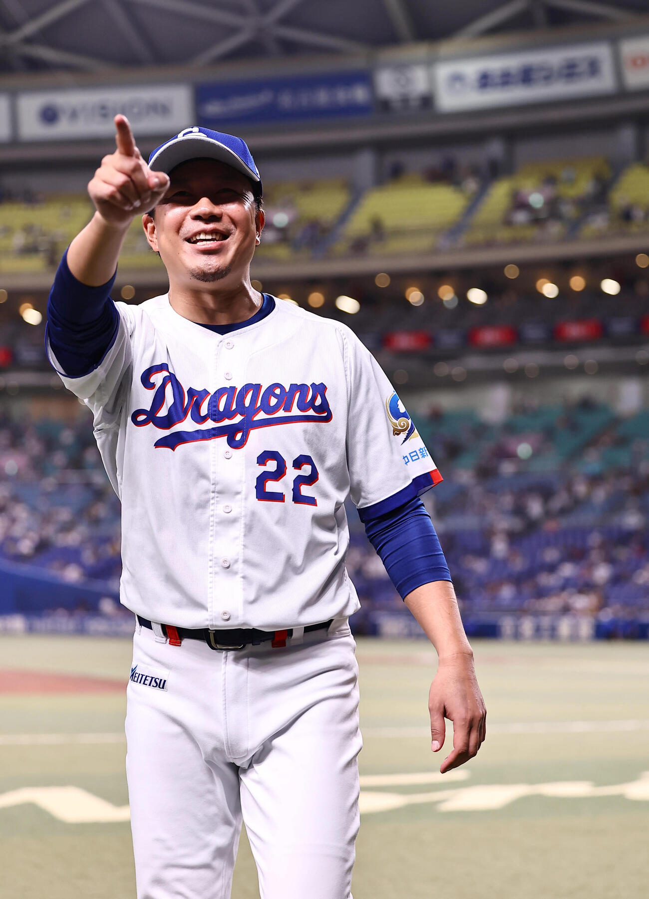 中日対阪神　9勝目を上げた大野雄大は笑顔で場内を1周する（撮影・上田博志）