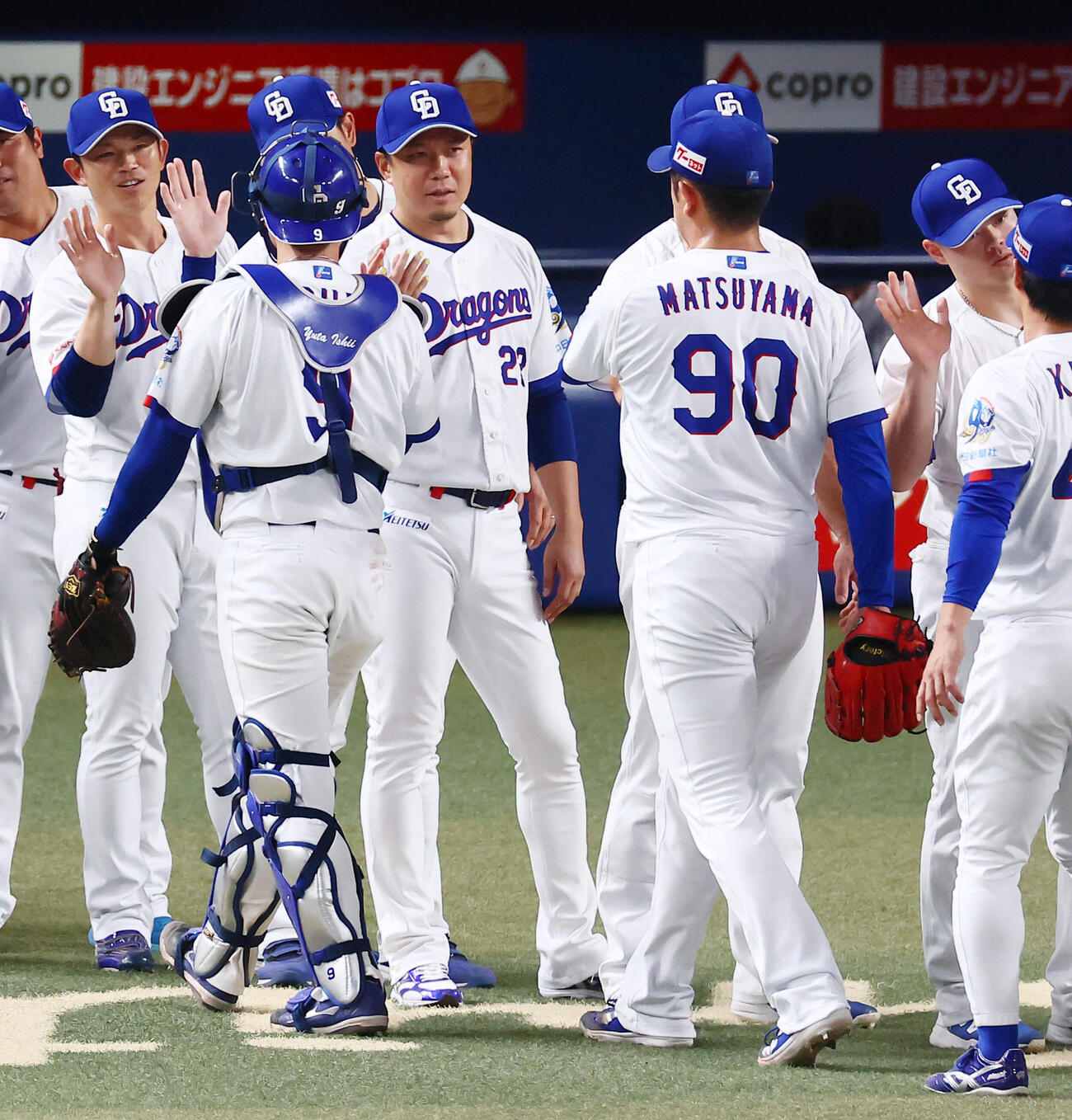中日対阪神　阪神に勝利しナインを迎える中日大野雄大（撮影・加藤哉）