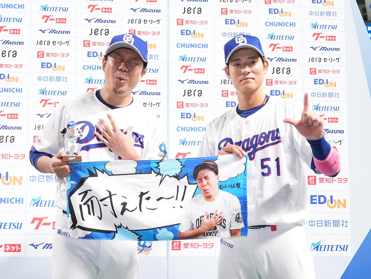 中日対阪神　ヒーローインタビューを終えポーズを決める中日大野雄大（左）と上林誠知（撮影・森本幸一）