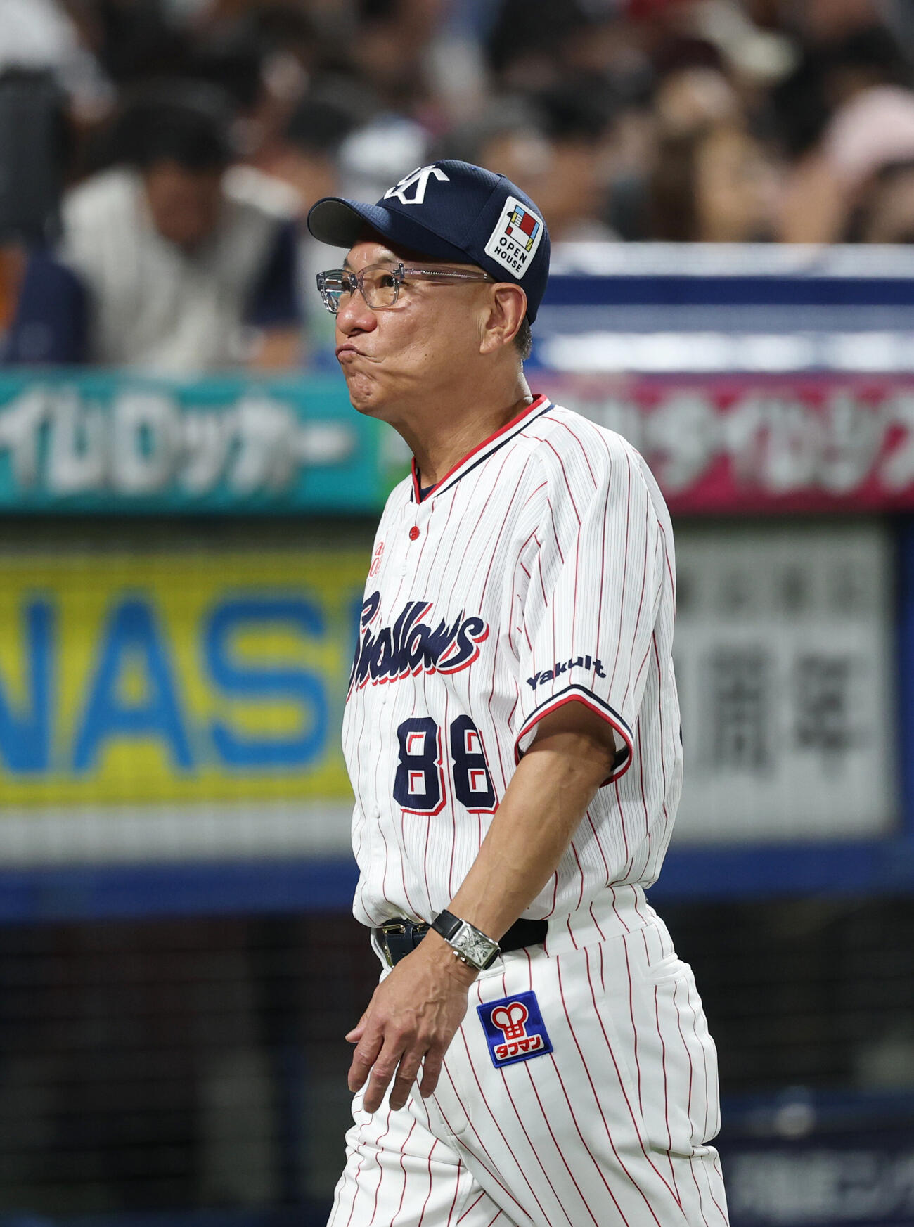 ヤクルト対巨人　交代を告げベンチに戻る池山隆寛監督（撮影・増田悦実）