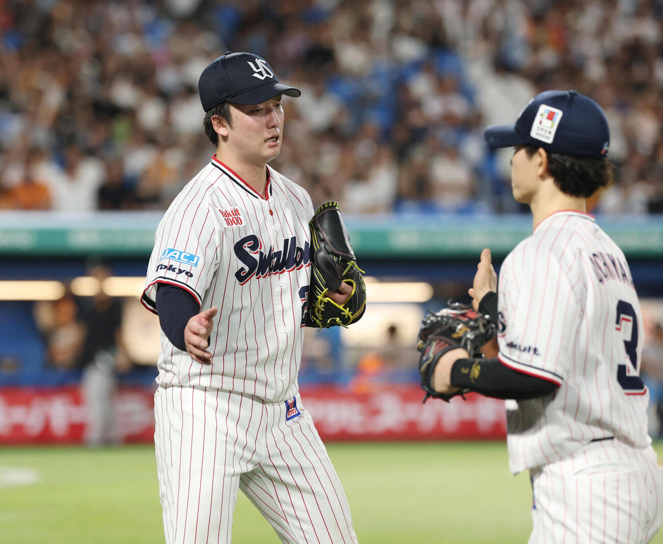 ヤクルト対巨人　5回表を無失点に抑えナインを出迎える吉村貢司郎（撮影・増田悦実）