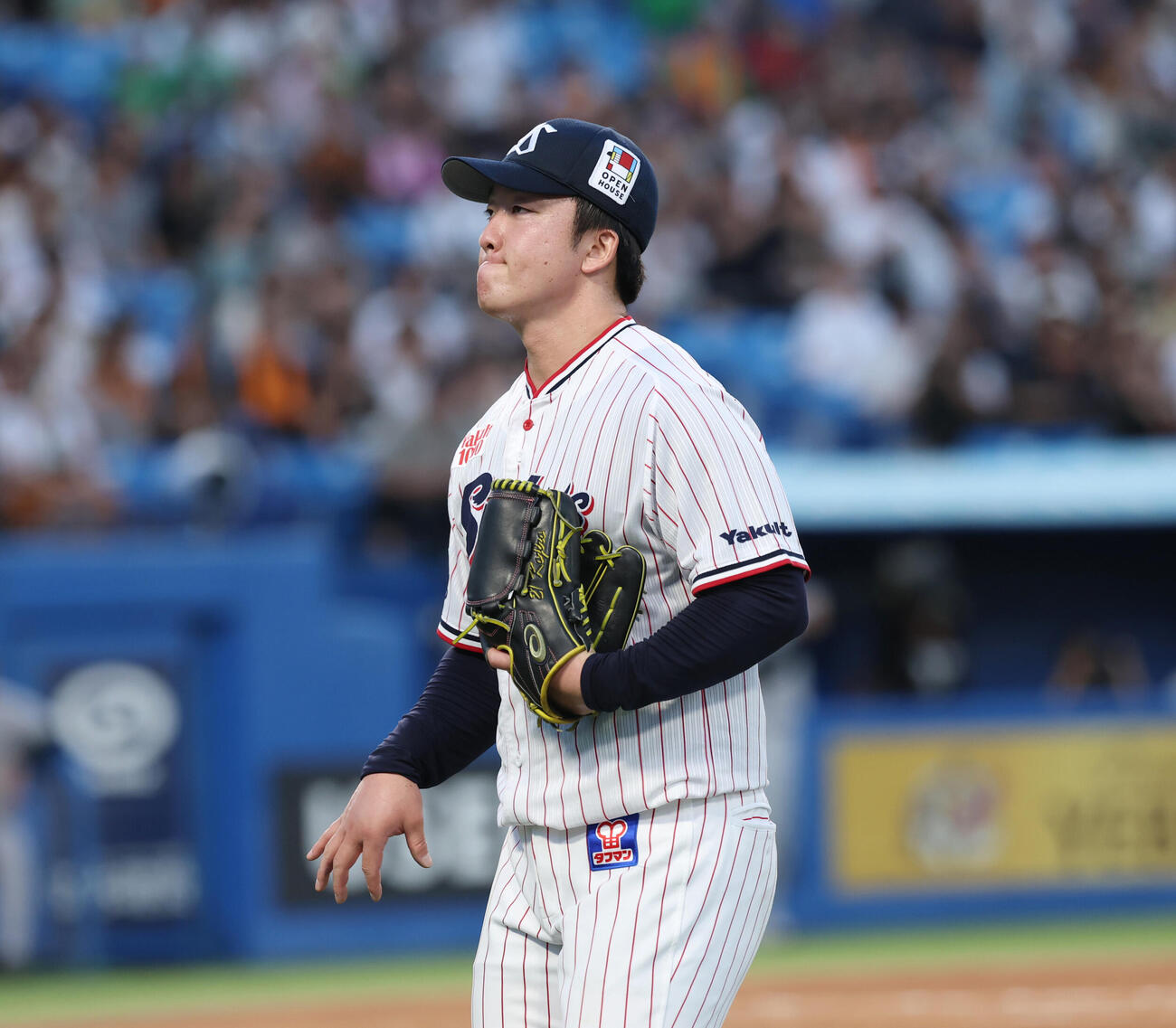 ヤクルト対巨人　1回表に3点本塁打を浴び悔しい表情でベンチに戻る吉村貢司郎（撮影・増田悦実）