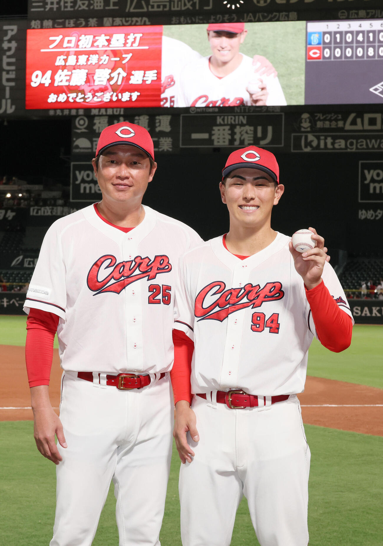 広島対DeNA　プロ初本塁打を放った広島佐藤啓介（右）は新井貴浩監督と記念写真に納まる（撮影・加藤孝規）