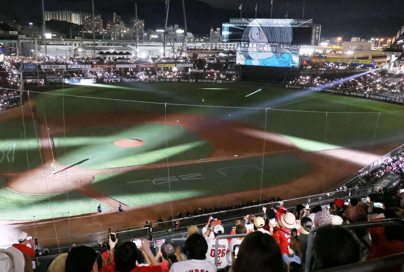 広島対DeNA　試合後、行われたゲゲゲの鬼太郎コラボのプロジェクションマッピング　（撮影・加藤孝規）