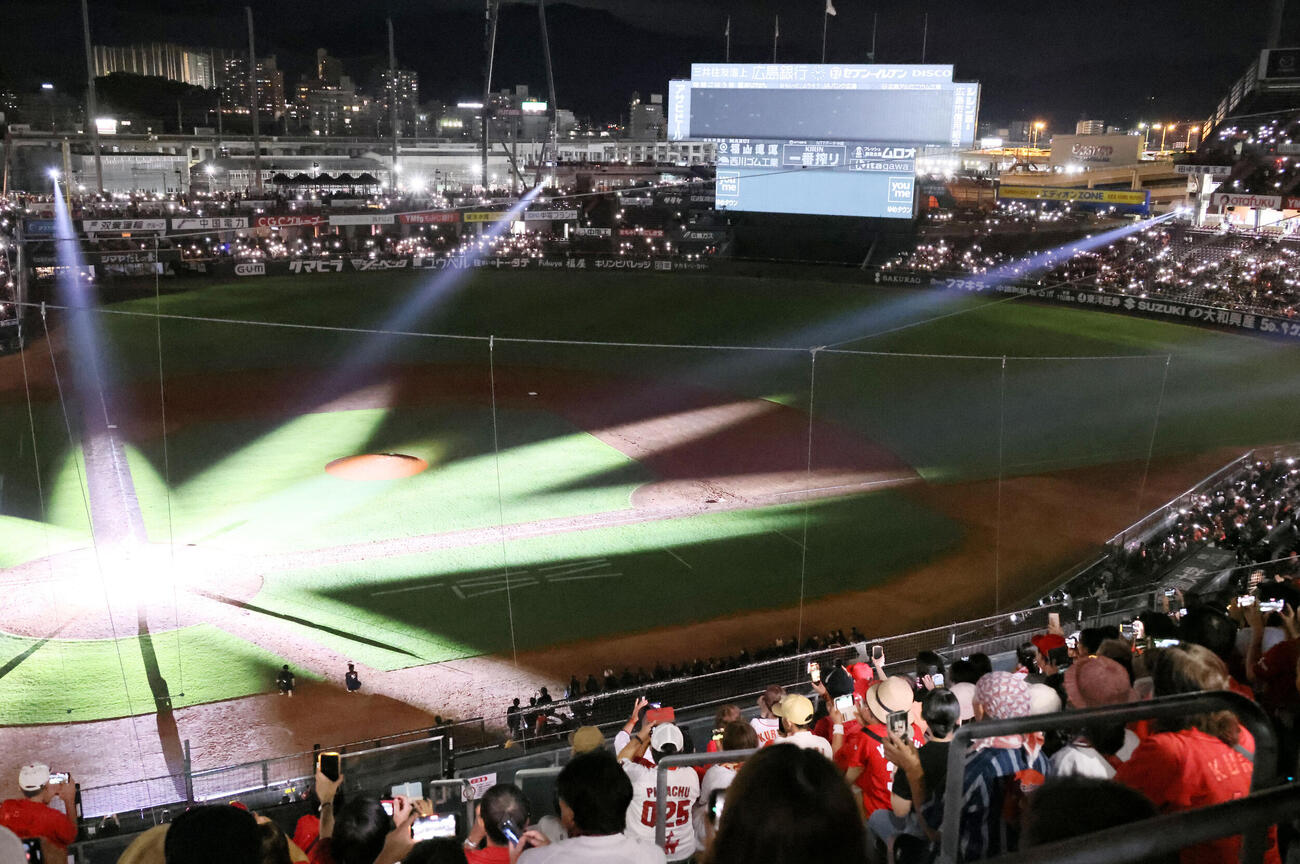 広島対DeNA　試合後、行われたゲゲゲの鬼太郎コラボのプロジェクションマッピング　（撮影・加藤孝規）