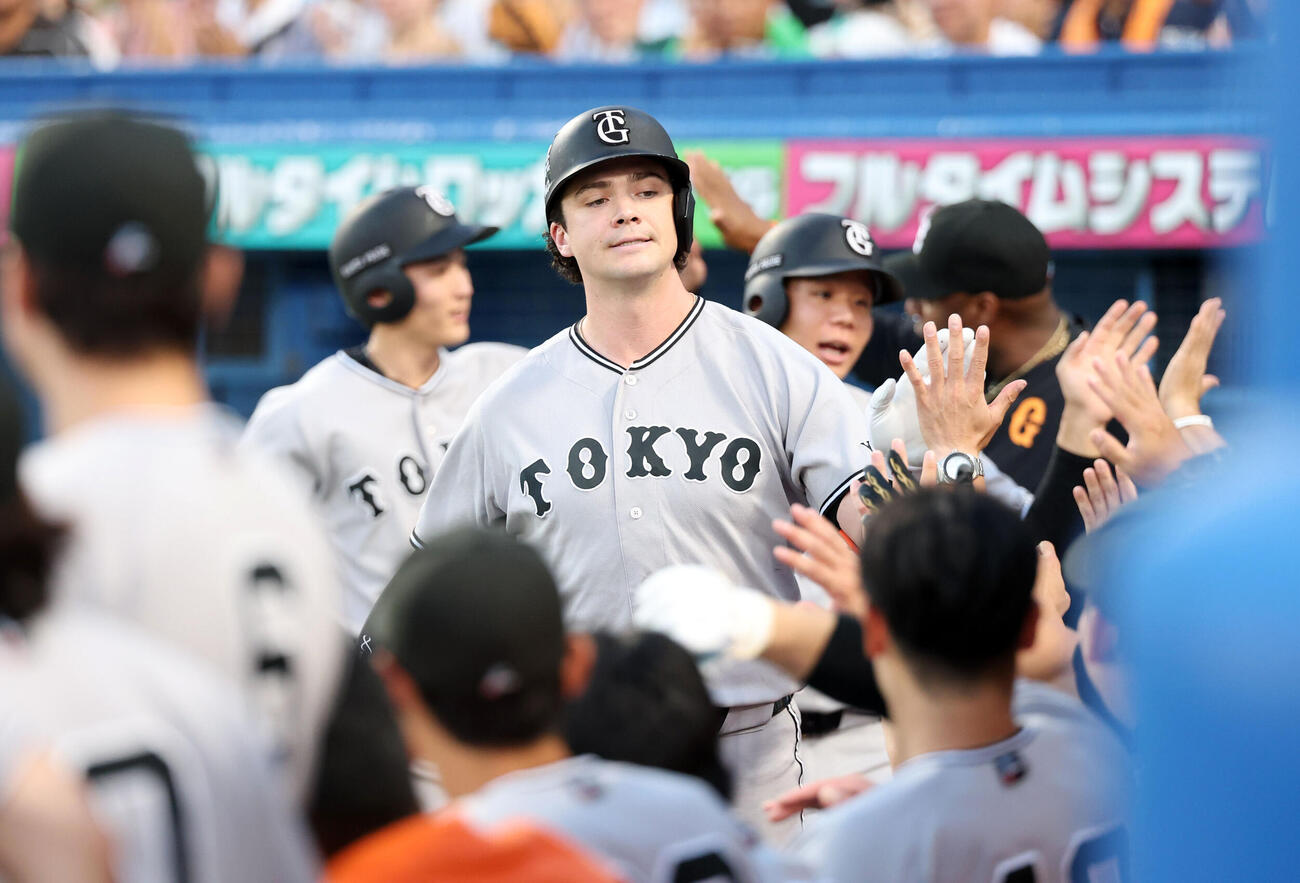 ヤクルト対巨人　1回表巨人無死二、三塁、ボビー・ダルベックは3点本塁打を放ちナインとハイタッチ（撮影・浅見桂子）