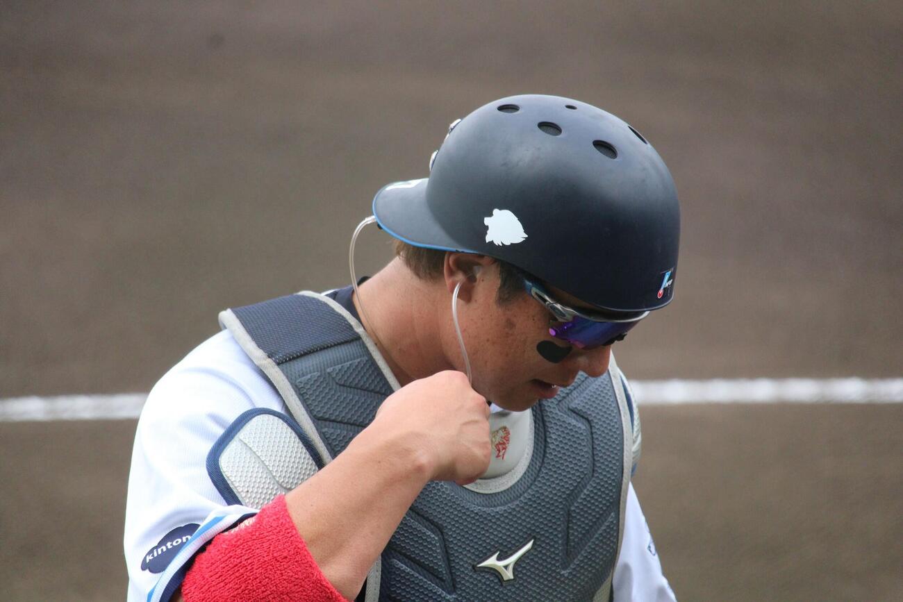 2軍戦でピッチコムを装着した西武炭谷銀仁朗（撮影・金子真仁）
