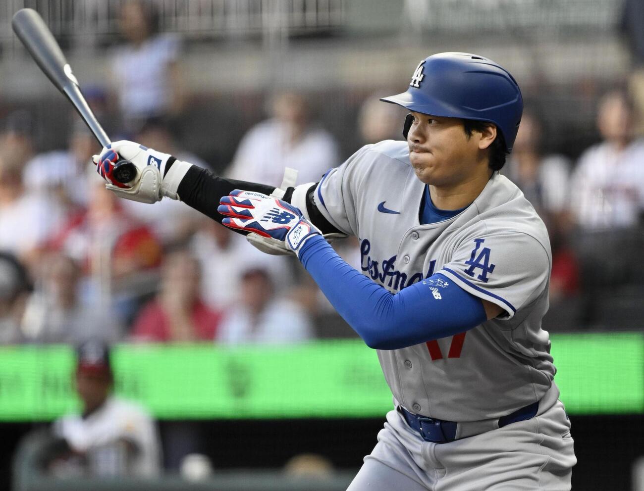 ブレーブス戦の1回、遊ゴロに倒れるドジャース・大谷＝アトランタ（共同）