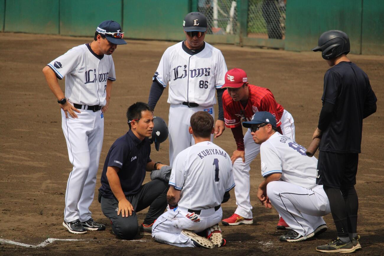2軍戦で頭部死球を受けた西武栗山巧