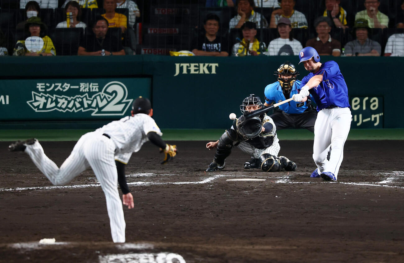 中日阿部寿樹は勝ち越しの中前適時打を放つ。投手及川雅貴（2026年7月撮影）
