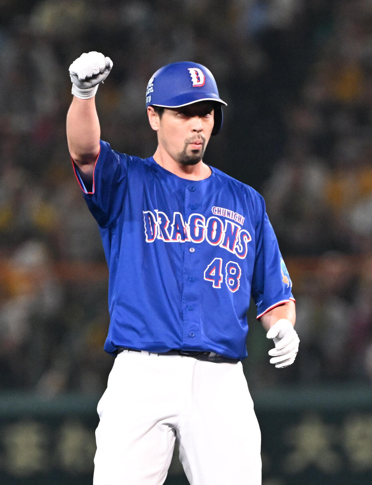 勝ち越しの適時二塁打を放った中日阿部寿樹はガッツポーズ（2026年6月撮影）