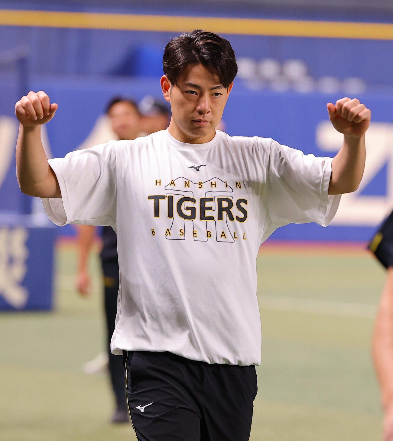 中日対阪神　ウオーミングアップをする下村海翔（撮影・上田博志）