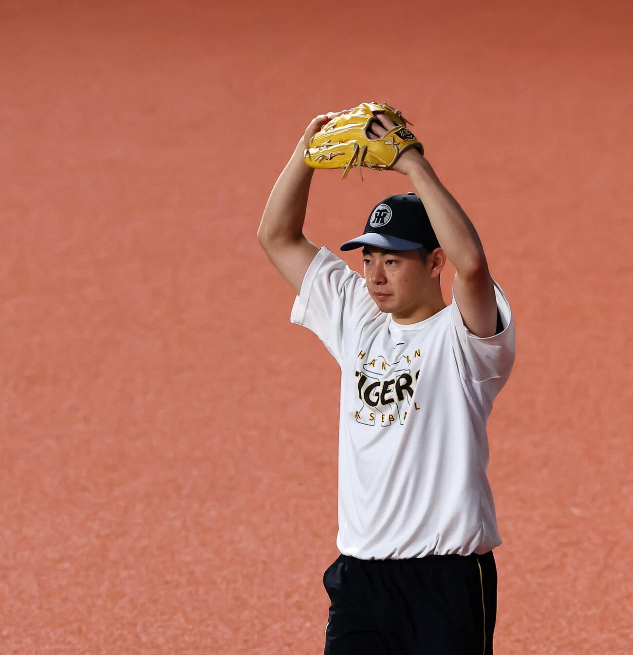 中日対阪神　キャッチボールをしていた阪神下村海翔は○印を作る（撮影・加藤哉）