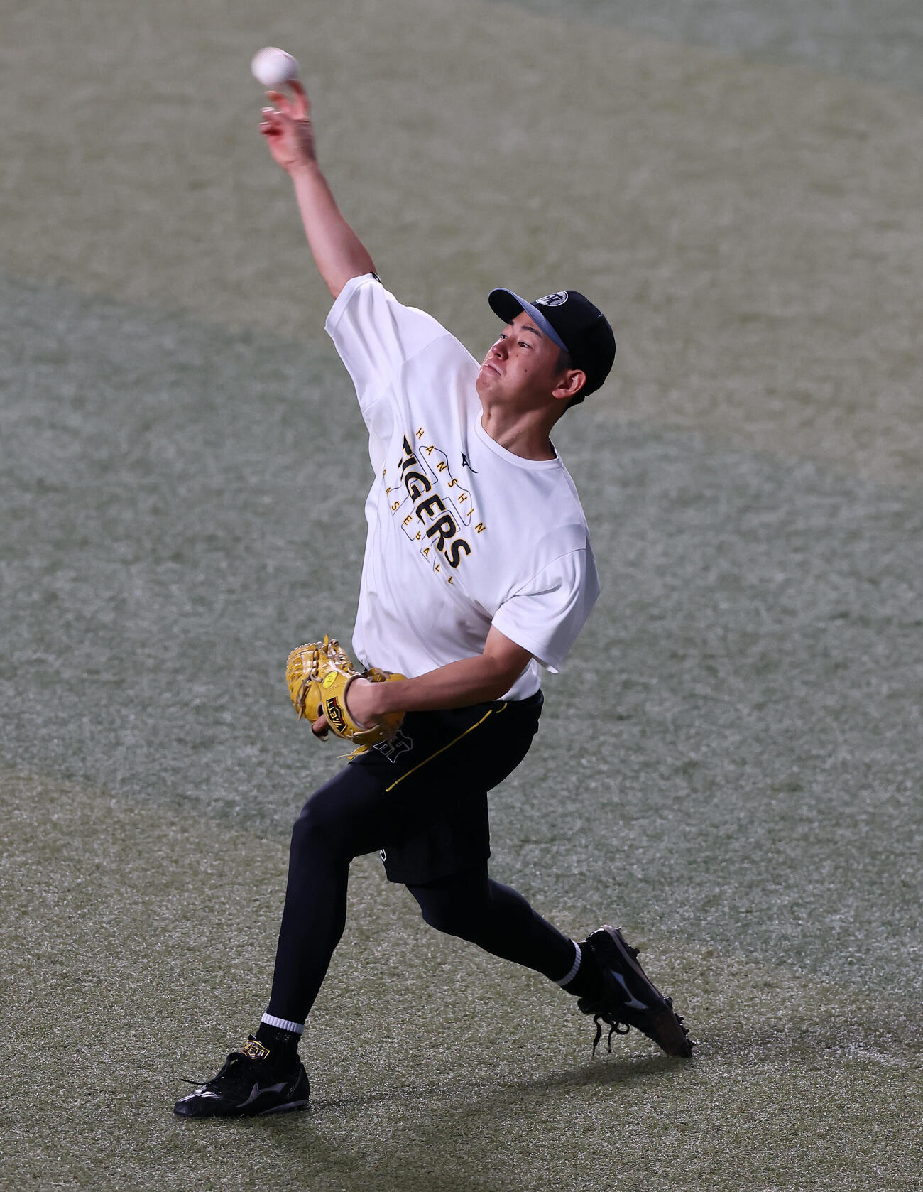 中日対阪神　練習でキャッチボールする阪神下村海翔（撮影・加藤哉）
