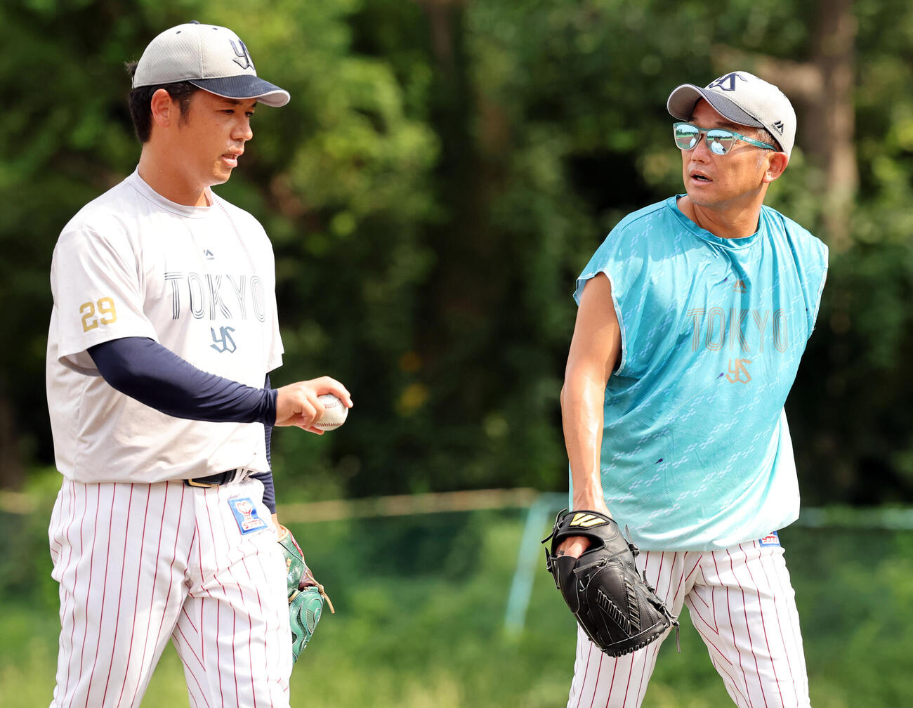 ヤクルト対巨人　キャッチボールを終え、言葉を交わすヤクルト小川泰弘（左）と石川雅規（撮影・浅見桂子）