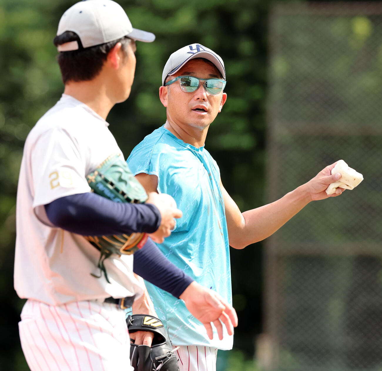 ヤクルト対巨人　キャッチボールを終え、言葉を交わすヤクルト小川泰弘（左）と石川雅規（撮影・浅見桂子）