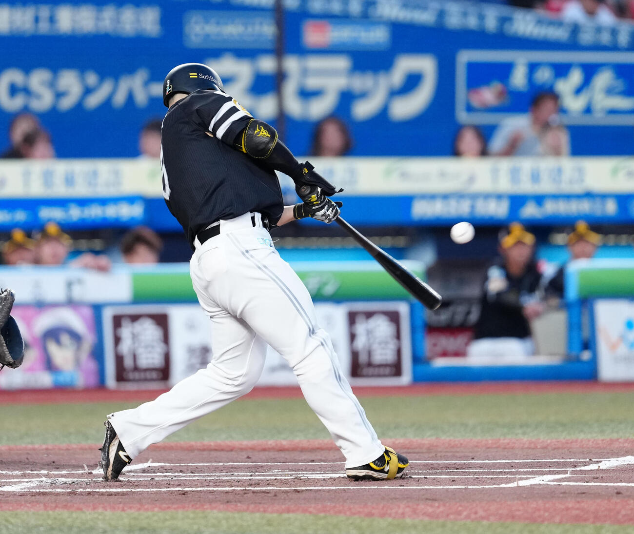 ロッテ対ソフトバンク　1回表ソフトバンク無死一、二塁、先制の適時打を放つ近藤健介（撮影・鈴木みどり）