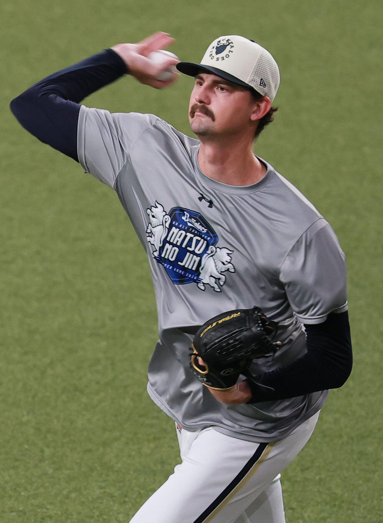 オリックス対楽天　試合前の練習でキャッチボールするオリックスショーン・ジェリー（撮影・上山淳一）