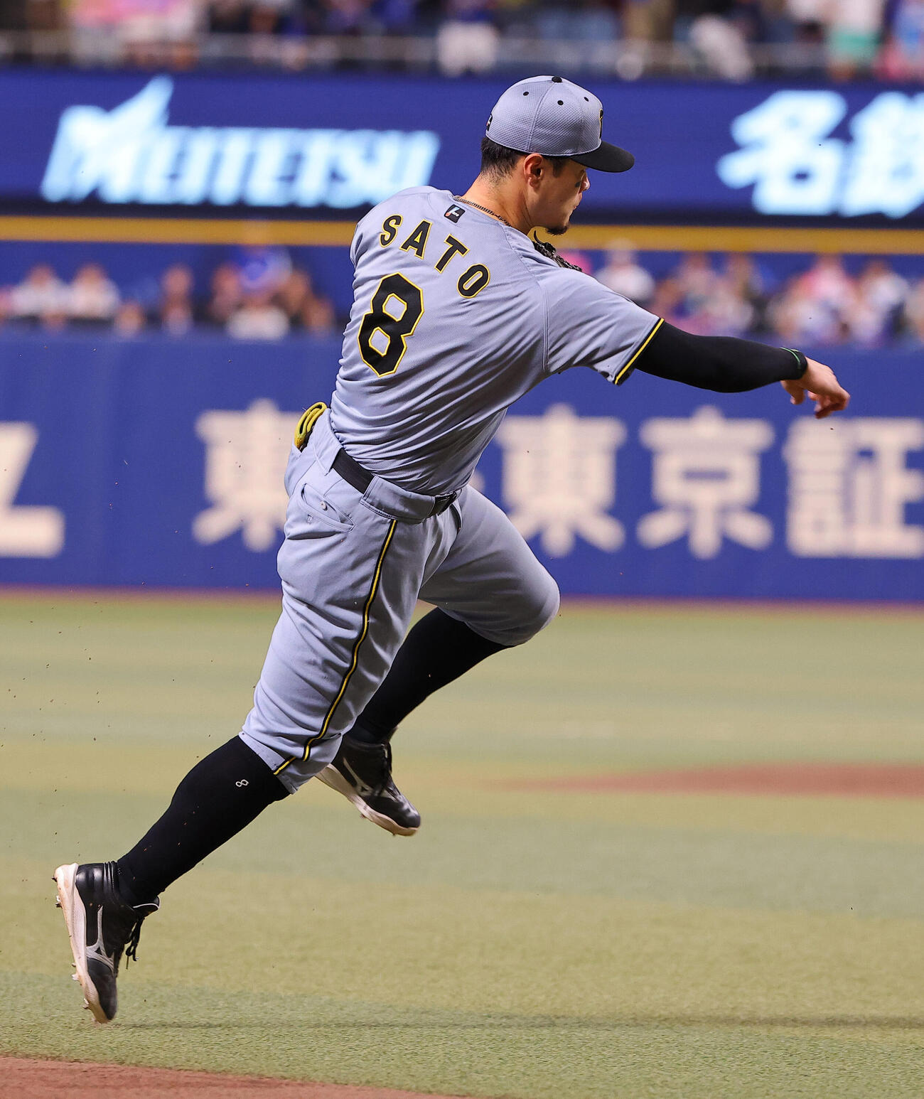 中日対阪神　1回裏中日無死一塁、佐藤輝明は上林誠知の打球を一塁へ悪送球する（撮影・上田博志）