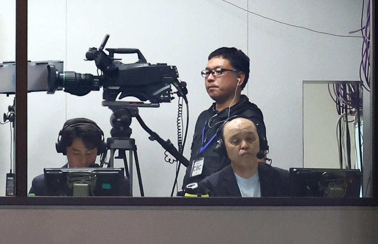 中日対阪神　テレビ中継の解説を行う阪神岡田彰布オーナー付顧問（撮影・加藤哉）