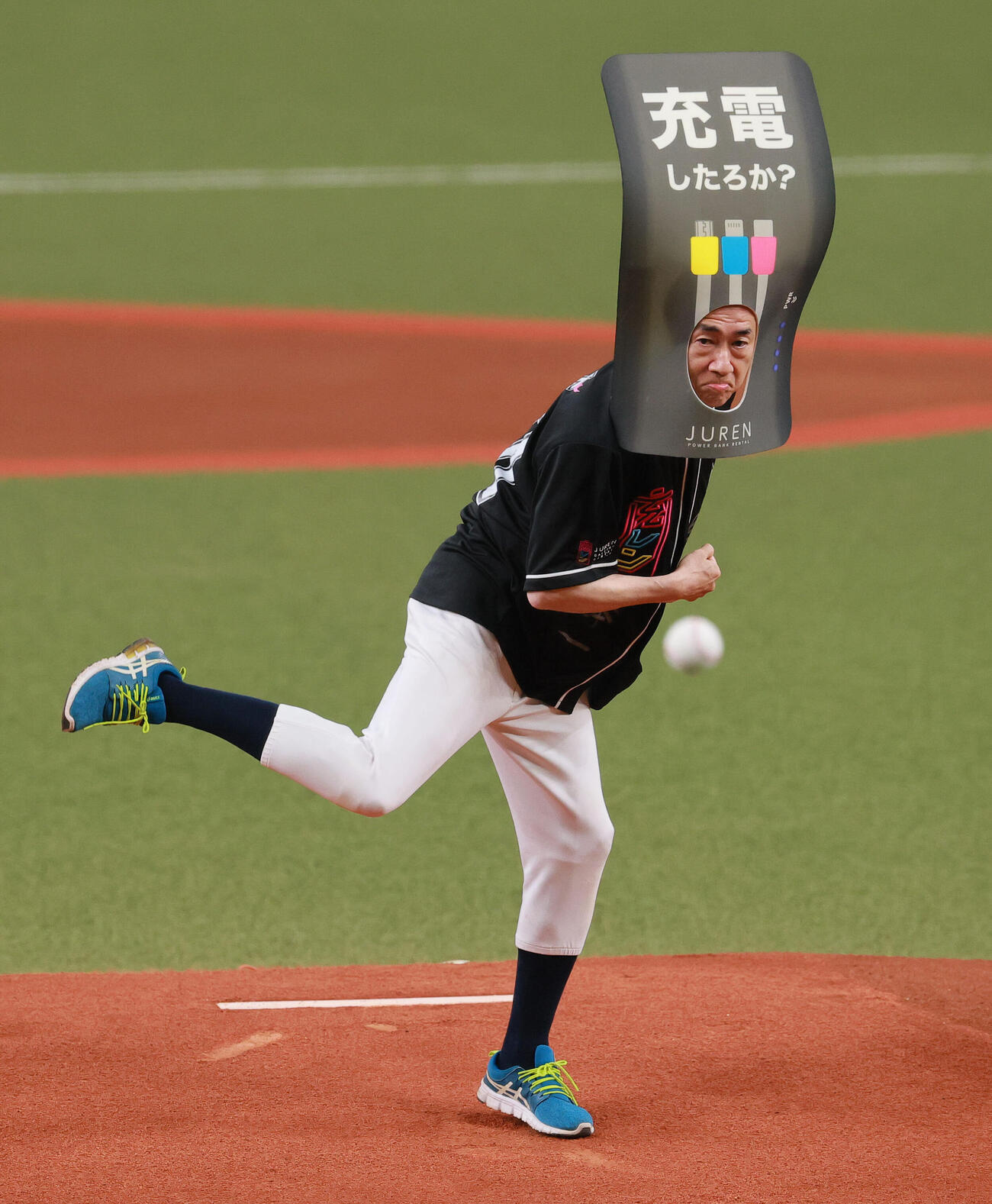 オリックス対楽天　始球式をする大阪観光局の溝畑宏理事長（撮影・上山淳一）
