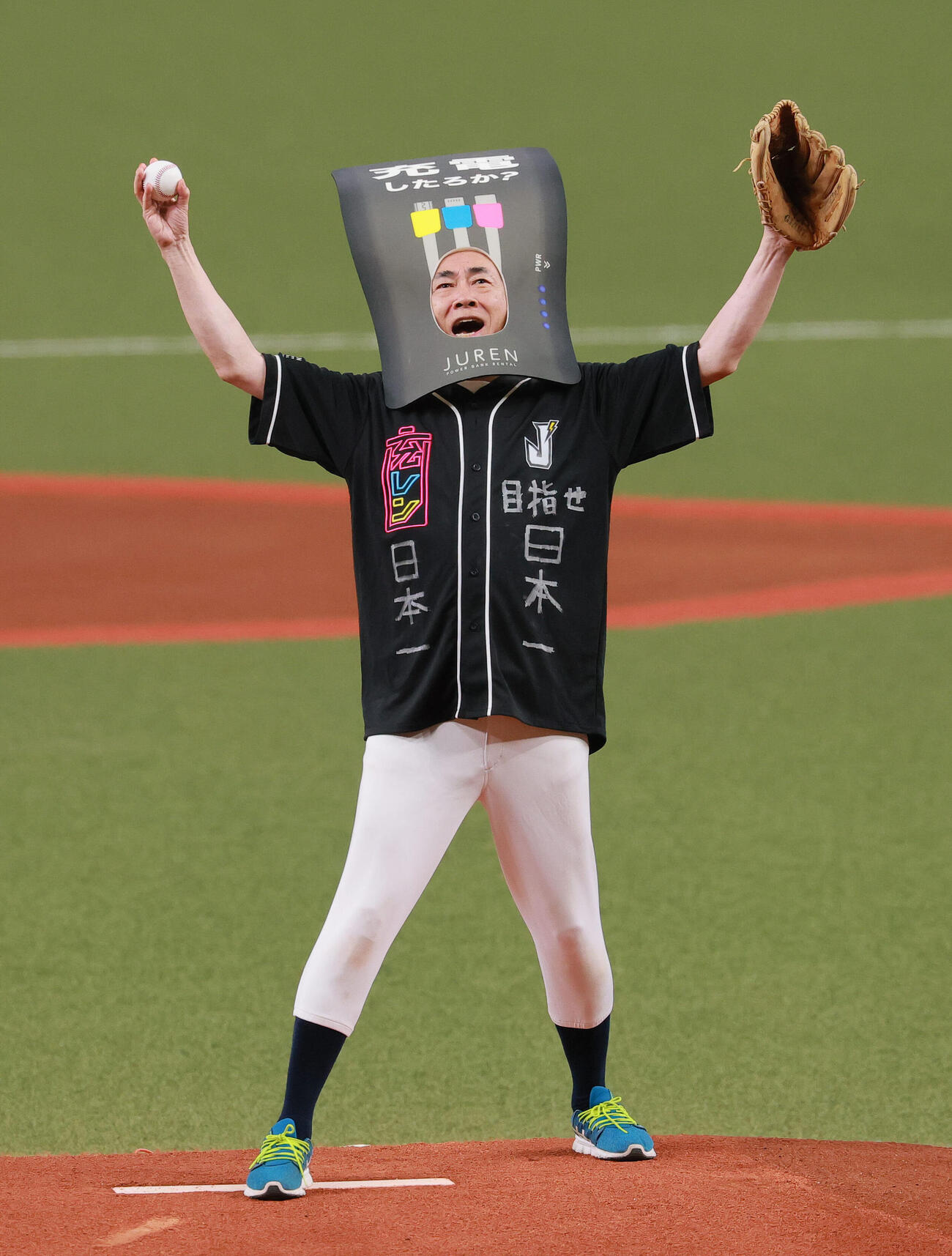 オリックス対楽天　始球式をする大阪観光局の溝畑宏理事長（撮影・上山淳一）