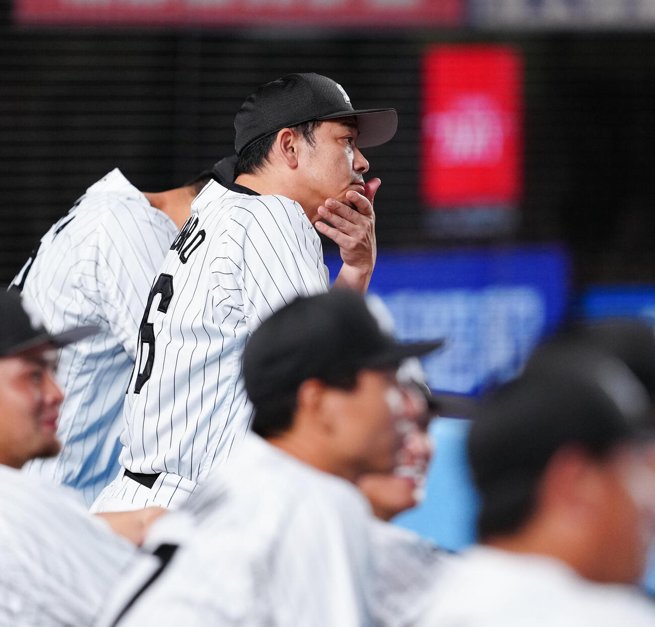 ロッテ対ソフトバンク　ベンチで浮かない表情のロッテ・サブロー監督（撮影・鈴木みどり）