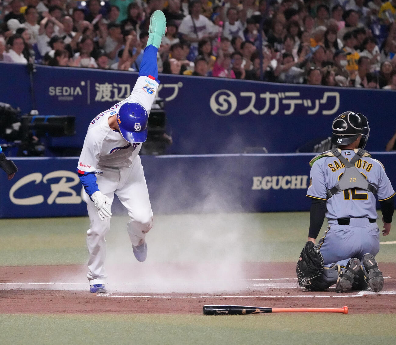 中日対阪神　1回裏中日無死一塁、相手守備が乱れる間に生還する福永裕基（左）捕手は坂本誠志郎（撮影・森本幸一）