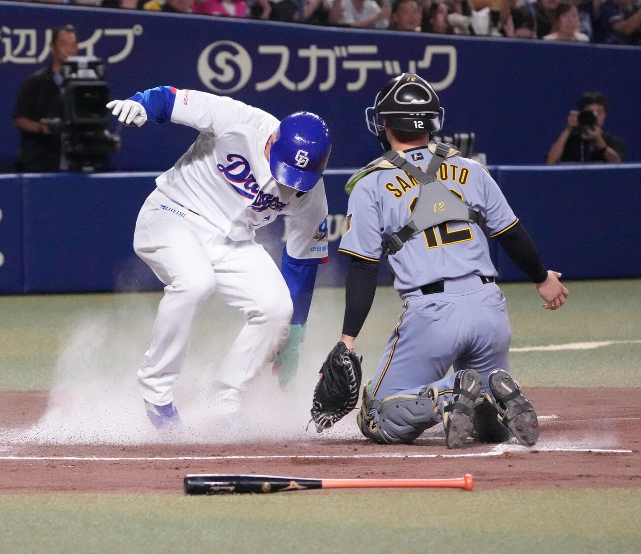 中日対阪神　1回裏中日無死一塁、相手守備が乱れる間に生還する福永裕基（左）捕手は坂本誠志郎（撮影・森本幸一）