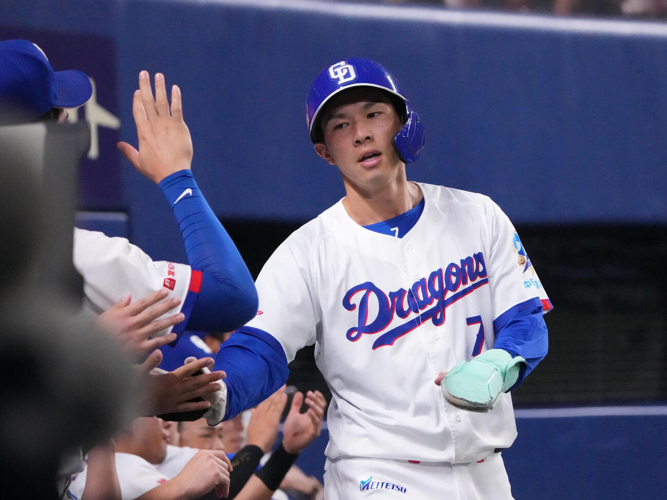 中日対阪神　1回裏中日無死一塁、福永裕基（右）は相手守備が乱れる間に生還する（撮影・森本幸一）
