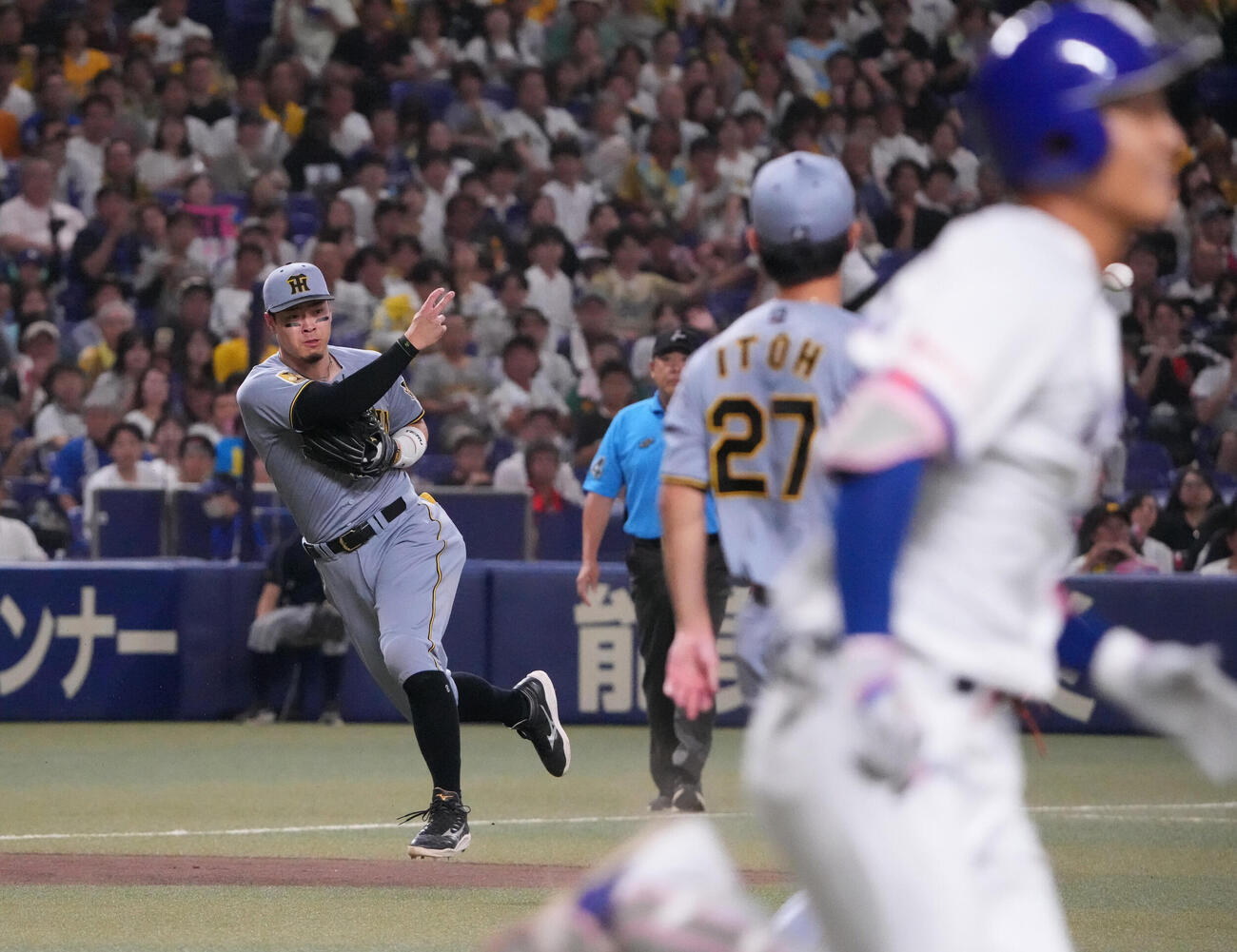 中日対阪神　1回裏中日無死一塁、佐藤輝明（左）は上林誠知の打球を捕球し一塁へ送球する（撮影・森本幸一）