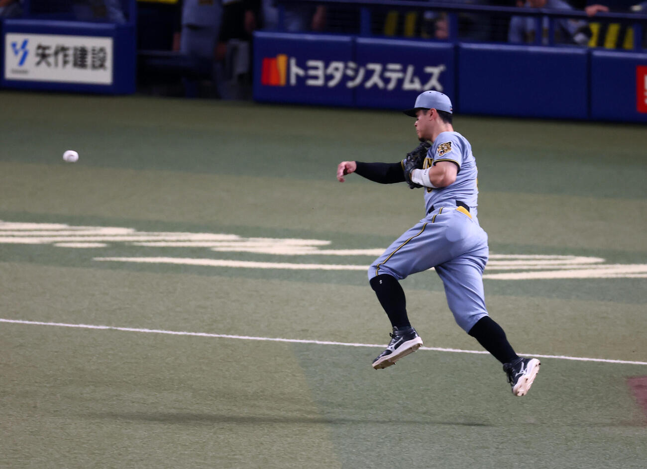中日対阪神　1回裏中日無死一塁、佐藤輝明は上林誠知の打球を一塁へ悪送球する（撮影・加藤哉）