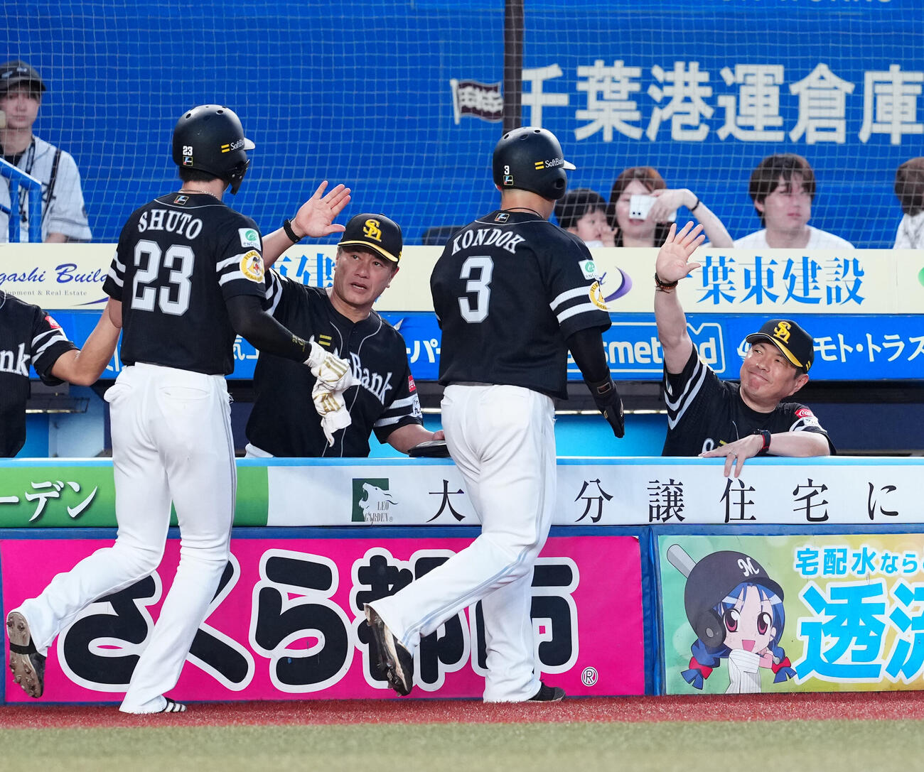 ロッテ対ソフトバンク　1回表ソフトバンク無死満塁、柳田悠岐の2点適時二塁打で生還した周東佑京（左）、近藤健介を迎える小久保裕紀監督（右）（撮影・鈴木みどり）