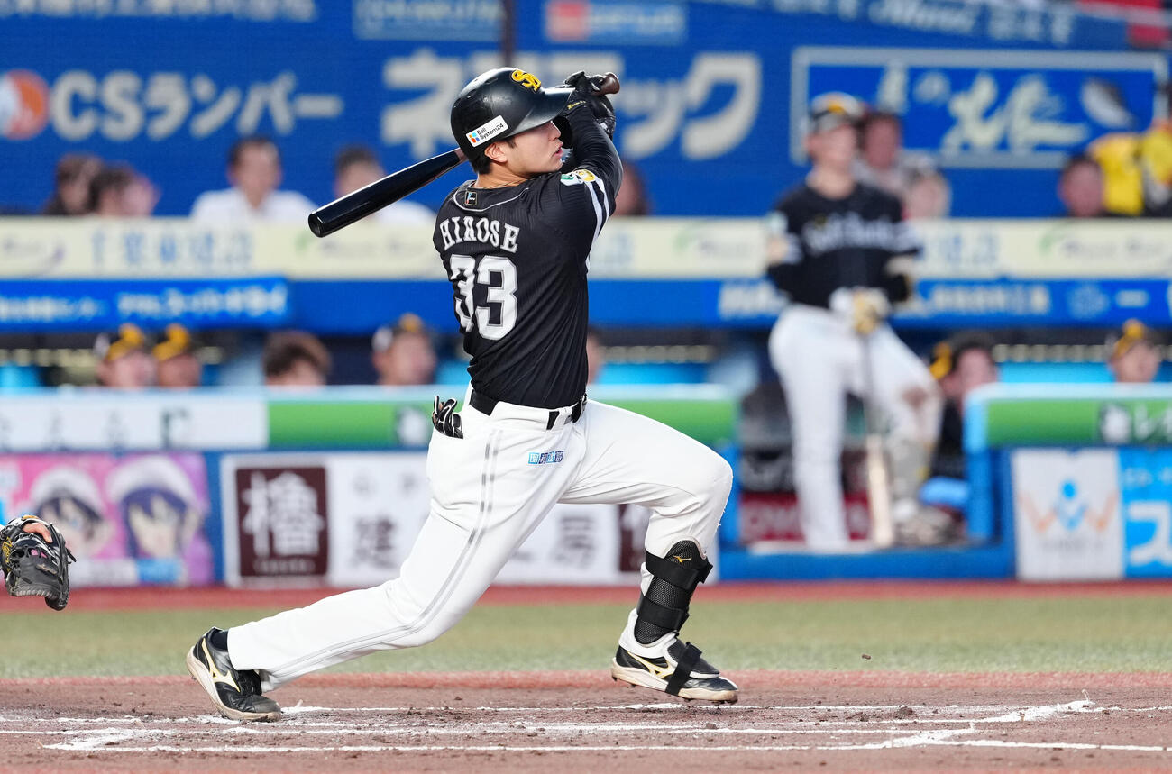 ロッテ対ソフトバンク　1回表ソフトバンク1死一、三塁、右犠飛を放つ広瀬隆太（撮影・鈴木みどり）