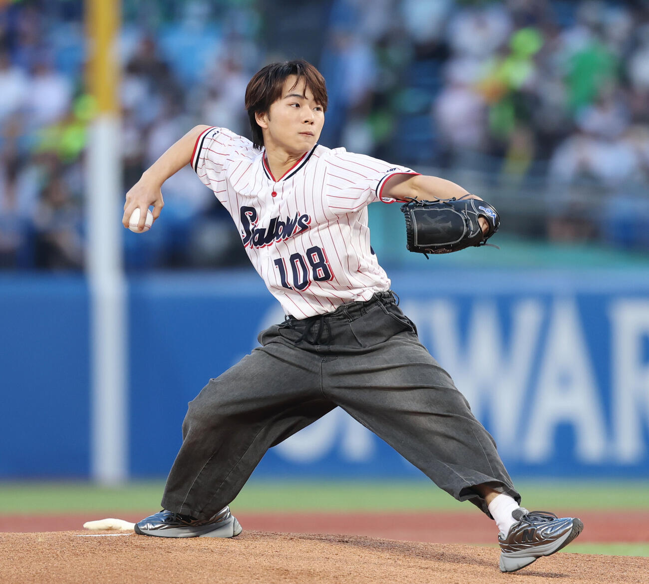 ヤクルト対巨人始球式を行う下川恭平（撮影・増田悦実）