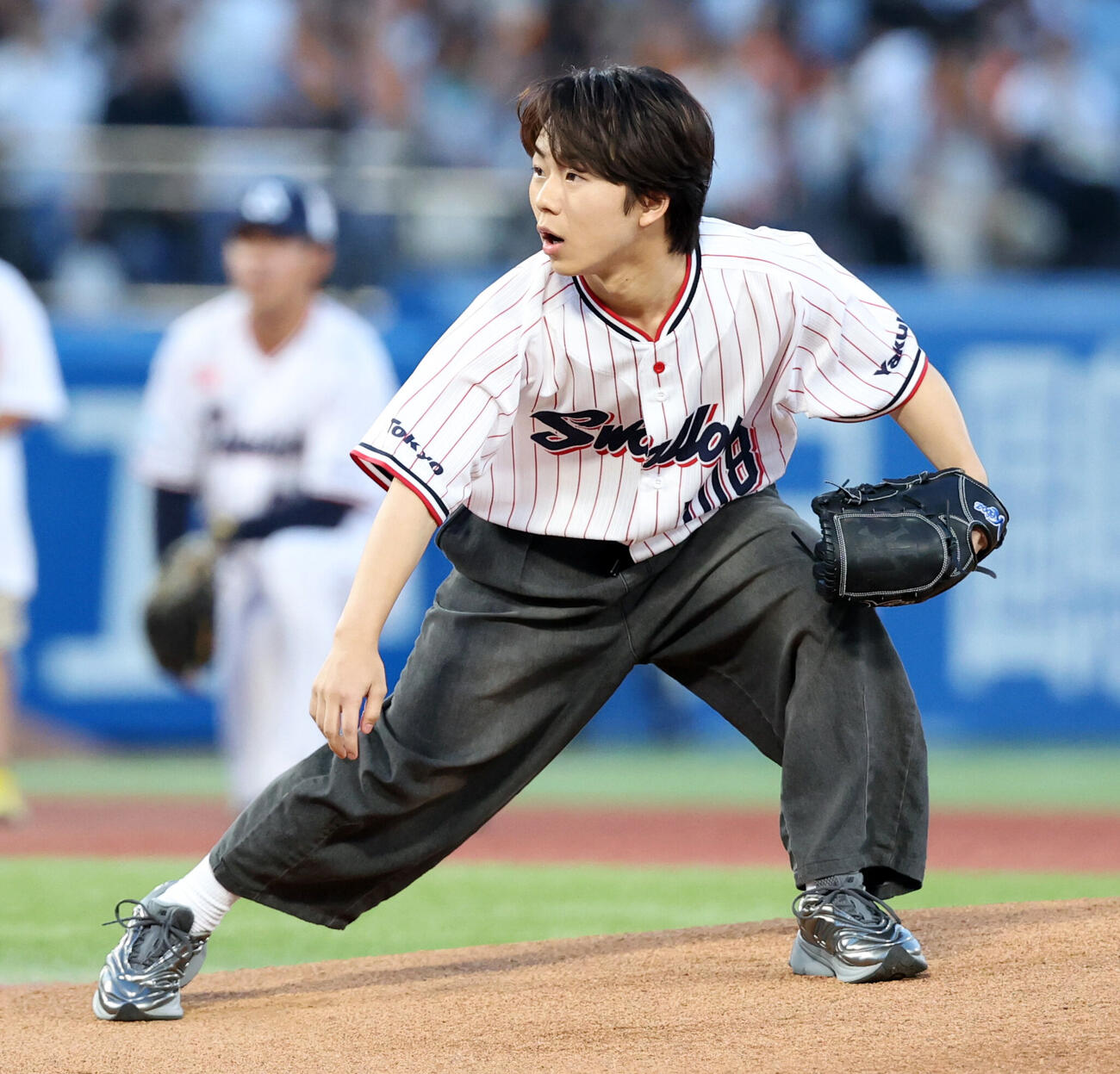 ヤクルト対巨人　始球式を務めた下川恭平（撮影・浅見桂子）