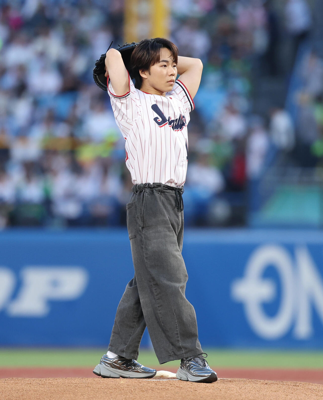 ヤクルト対巨人始球式を行う下川恭平（撮影・増田悦実）