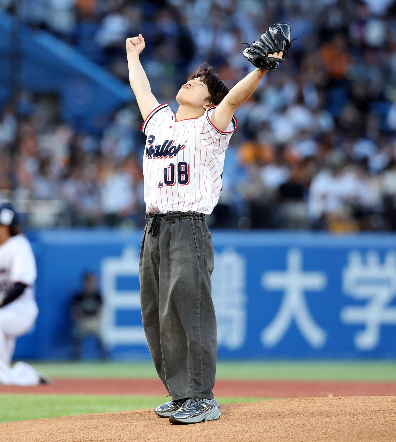 ヤクルト対巨人　始球式を務めた下川恭平（撮影・浅見桂子）