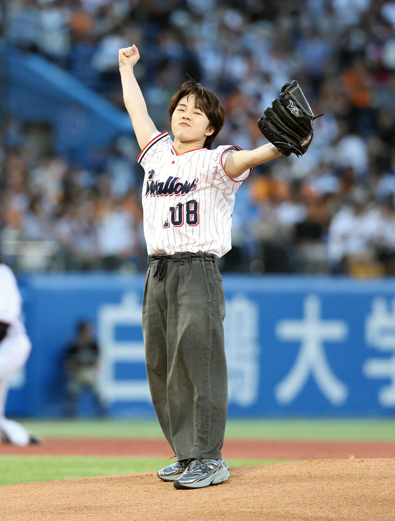 ヤクルト対巨人　始球式を務めた下川恭平（撮影・浅見桂子）