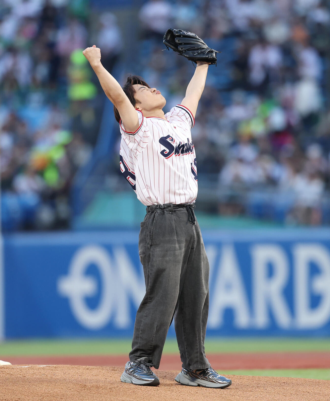 ヤクルト対巨人　始球式を行いガッツポーズをする下川恭平（撮影・増田悦実）
