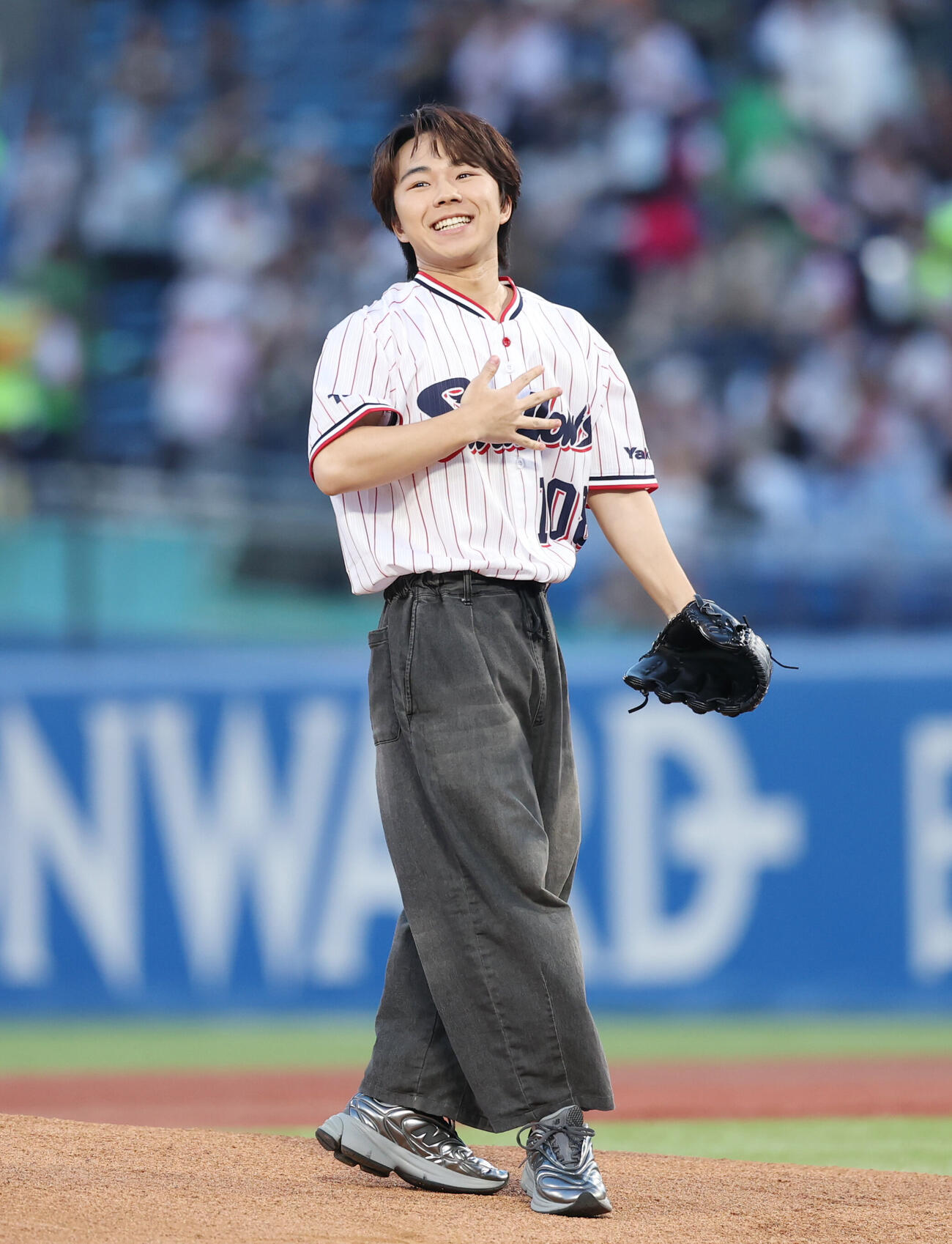 ヤクルト対巨人　始球式を行い安心した表情をする下川恭平（撮影・増田悦実）