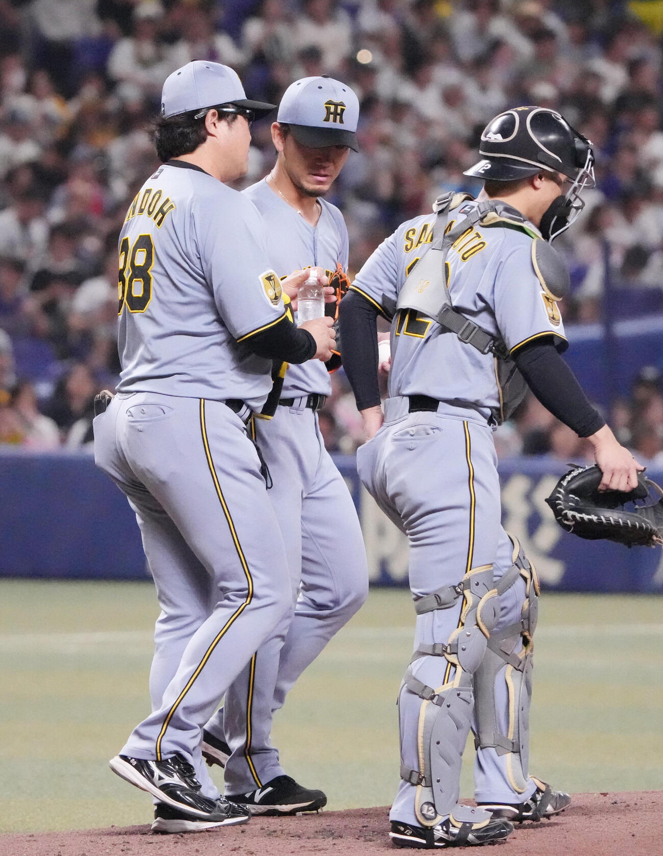 中日対阪神　1回裏中日1死一、二塁、マウンドの伊藤将司（中央）のもとに集まる阪神ナイン（撮影・森本幸一）