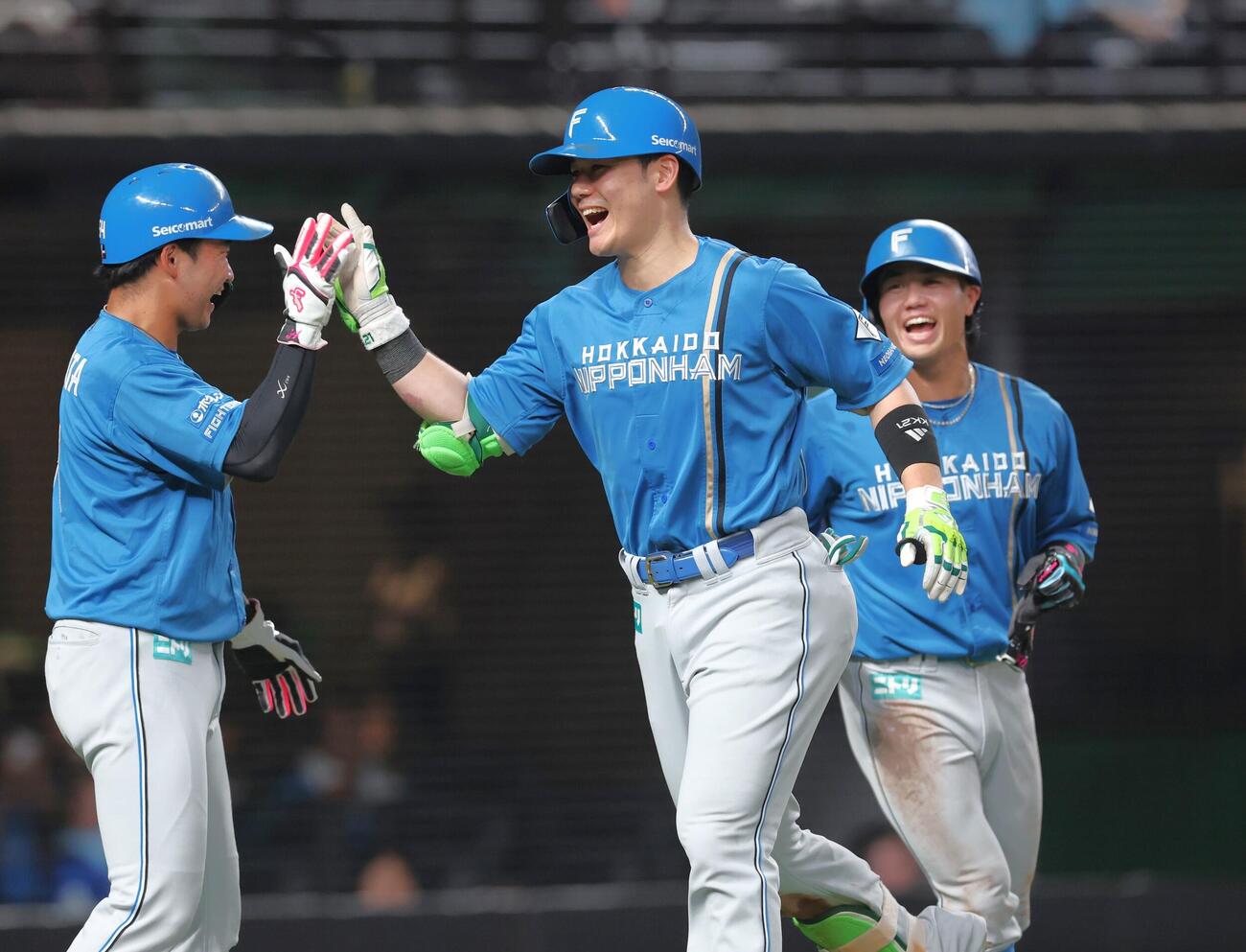 西武対日本ハム　6回表日本ハム2死一、三塁、3点本塁打を放ち笑顔で生還の清宮幸太郎（撮影・黒川智章）