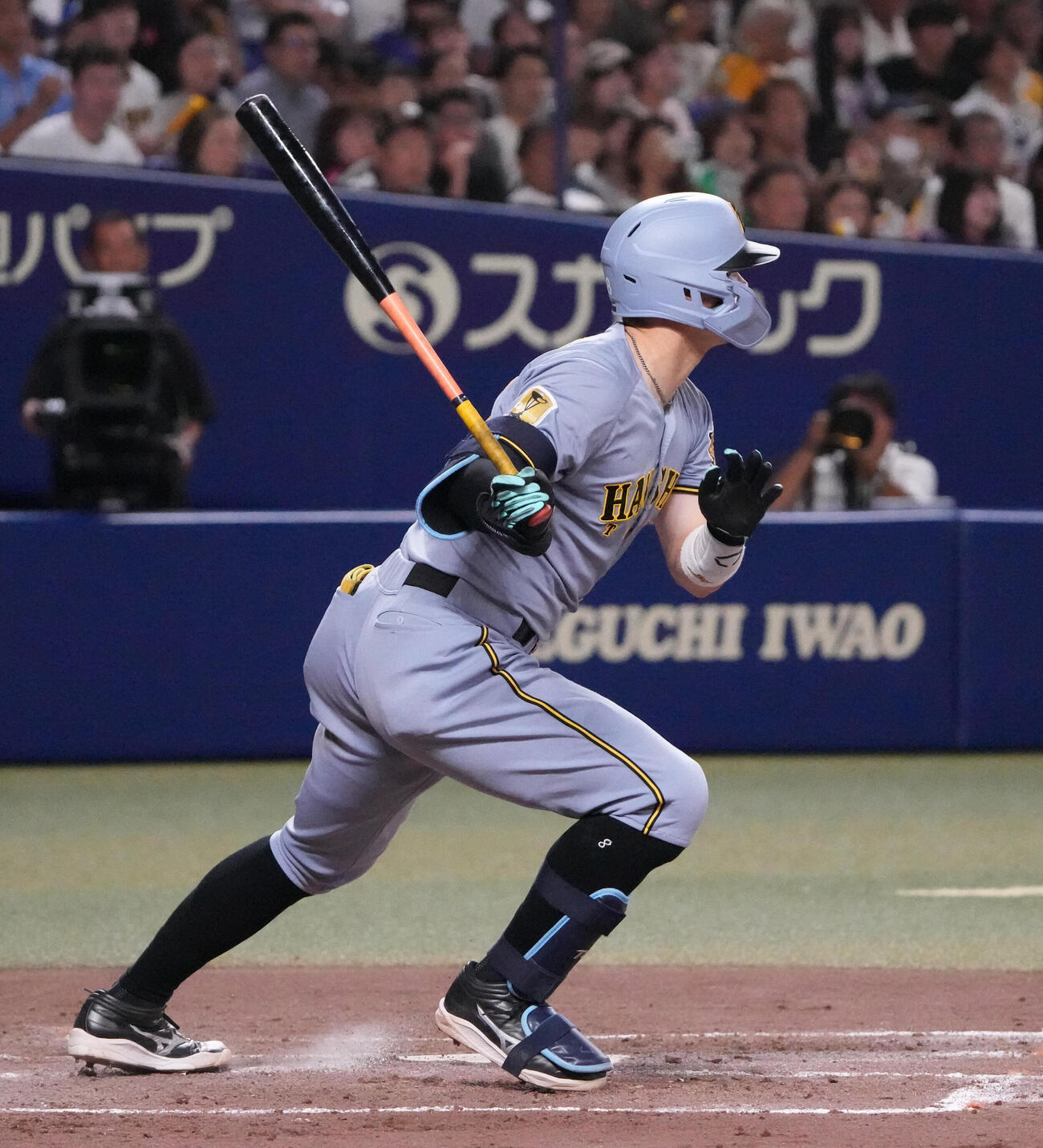 中日対阪神　4回表阪神無死一塁、安打を放つ佐藤輝明（撮影・森本幸一）