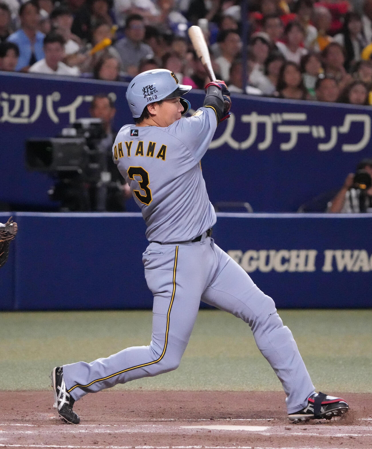中日対阪神　4回表阪神無死一、二塁、安打を放つ大山悠輔（撮影・森本幸一）