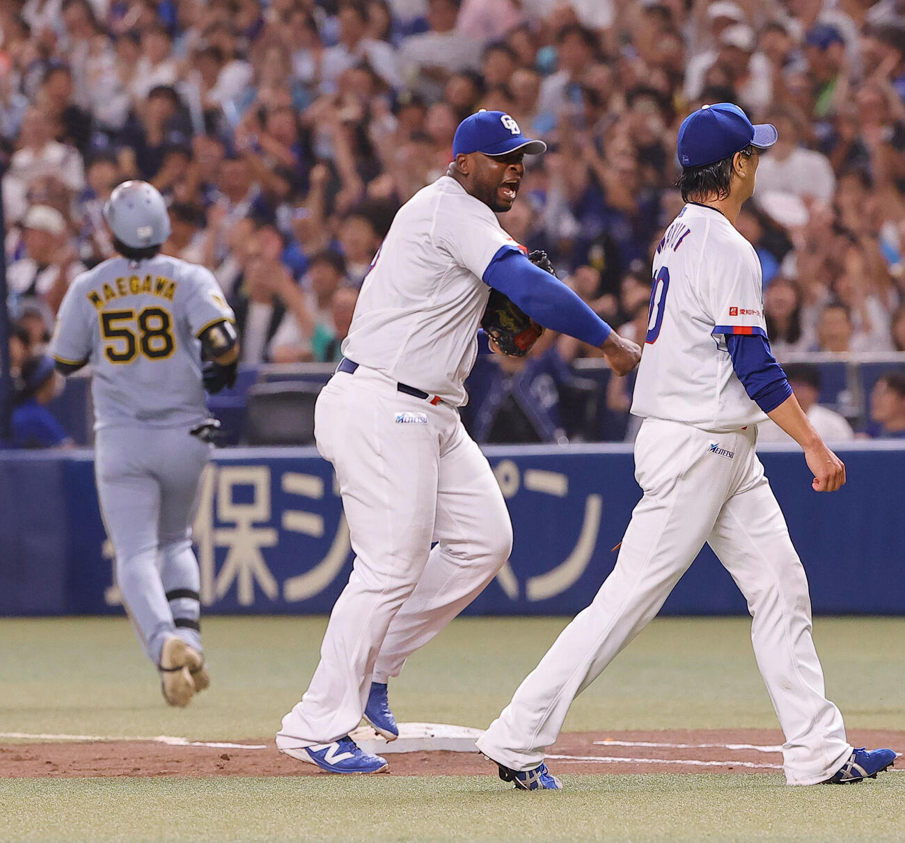 中日対阪神　4回表阪神1死一、二塁、前川右京（左）の併殺打でガッツポーズをするミゲル・サノー。右は涌井秀章（撮影・上田博志）